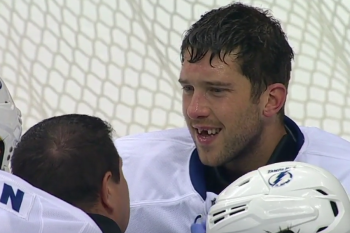 Le gardien Ben Bishop perd des dents suite à un tir reçu sur son masque