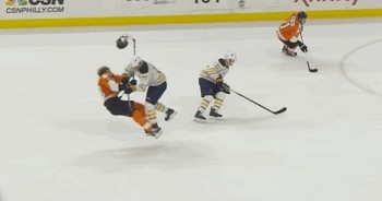 Grosse charge à la tête de Dmitry Kulikov sur Jakub Voracek