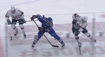 Pavel Datsyuk s'amuse avec Juraj Siska