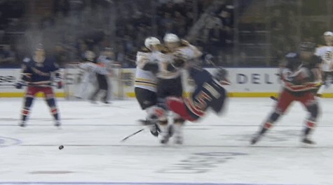 Enorme charge de David Pastrnak sur Dan Girardi