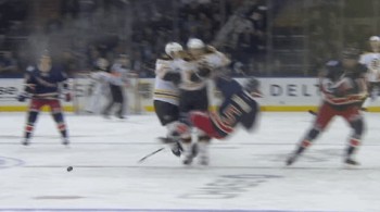 Enorme charge de David Pastrnak sur Dan Girardi