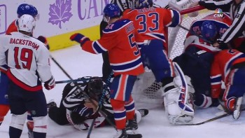 Un juge de ligne protège TJ Oshie de la furie Cam Talbot