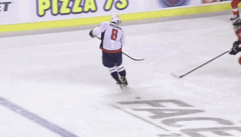 Quelle passe du patin d'Alex Ovechkin !