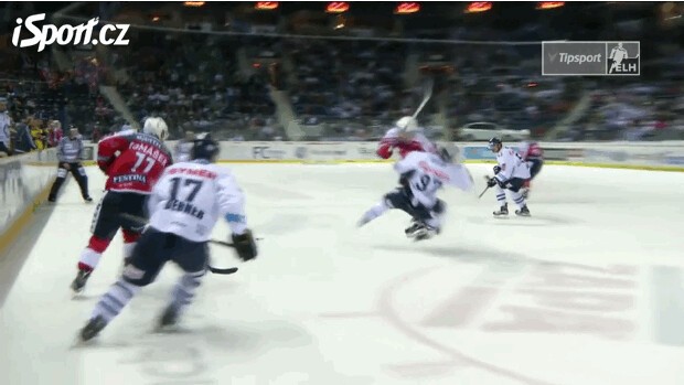 Grosse charge suivie d'une bagarre générale dans le championnat tchèque