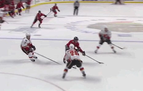 3 joueurs des Flames ne suffisent pas à arrêter Patrick Kane