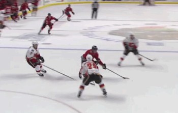 3 joueurs des Flames ne suffisent pas à arrêter Patrick Kane