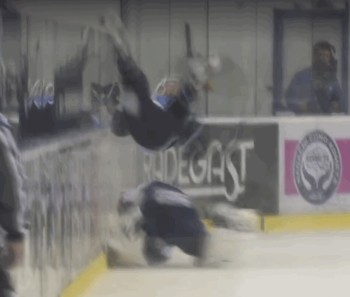 Une superbe charge d'un gardien sur un joueur