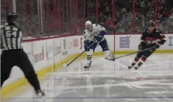 Un juge de ligne blessé par un puck reçu au visage