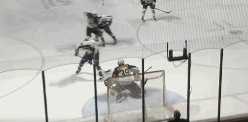 Un superbe but entre les jambes de Julius Nättinen