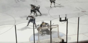 Un superbe but entre les jambes de Julius Nättinen