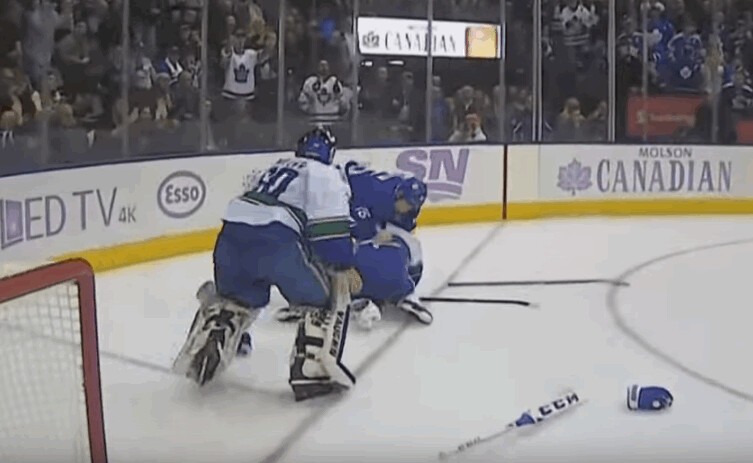 Le match chaud entre les Leafs et les Canucks vu du côté d'un arbitre