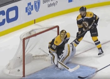 Les Bruins se fabriquent un bel autogoal
