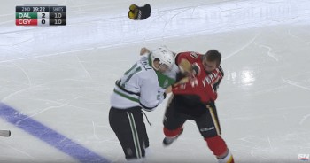 Antoine Roussel laisse tomber les gants face à Micheal Ferland