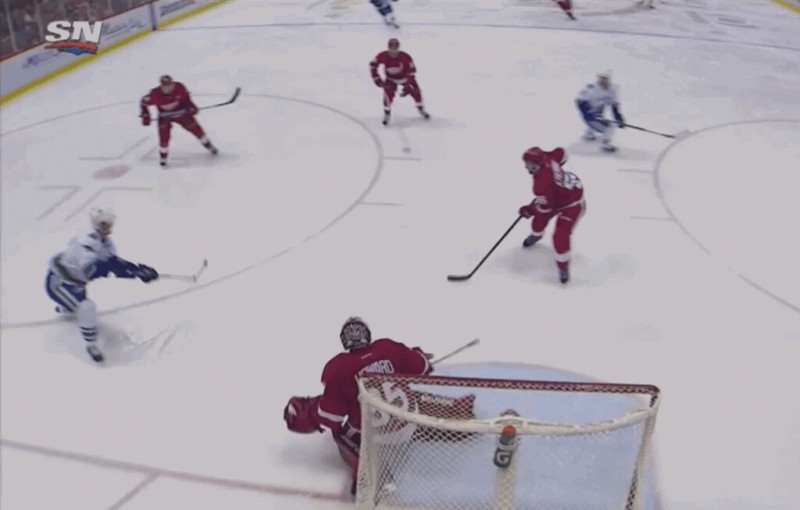 Un bien joli but des frères Sedin face à Detroit