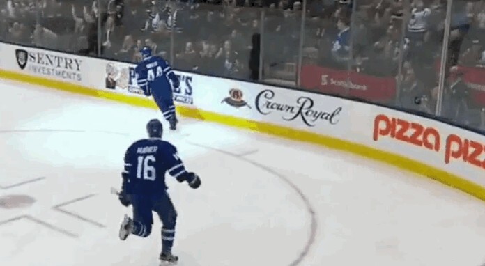 Mitch Marner tout excité du but de Morgan Rielly sur sa passe