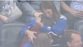 Un bien joli geste de Calvin Pickard qui fait le bonheur d'un jeune fan