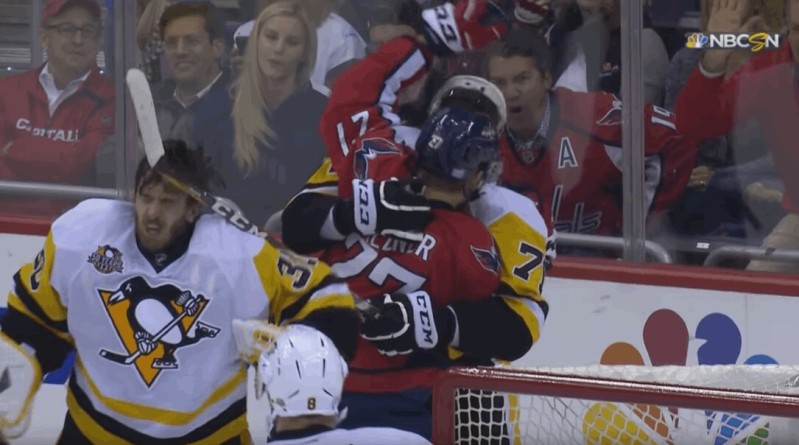 Evgeni Malkin blesse son propre gardien Matt Murray