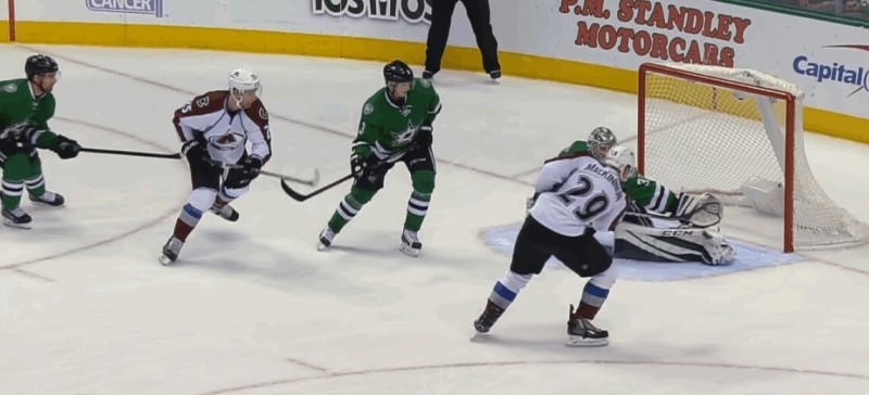 Un bien bel arrêt de Kari Lehtonen sur Nathan MacKinnon