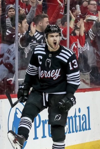 Première initiation au.... foot pour Nico Hischier