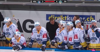 Une feinte un peu particulière de James van Riemsdyk