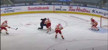 Kyle Okposo profite d'un rebond capricieux