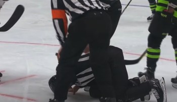 Brock Boeser se blesse à cause d'une porte ouverte