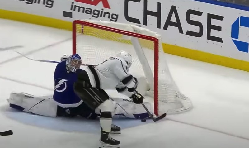 Un bien vilain geste de Victor Hedman sur Nico Hischier