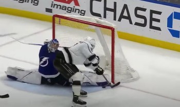 Un bien vilain geste de Victor Hedman sur Nico Hischier