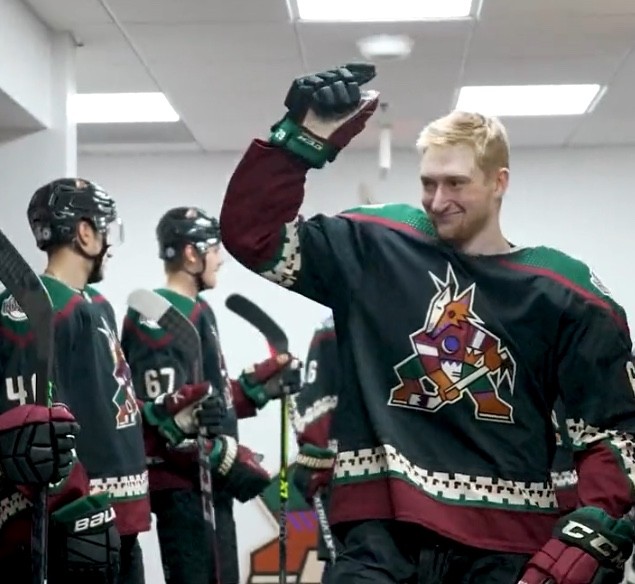 Anton Khudobin aide discrètement à éviter un surnombre