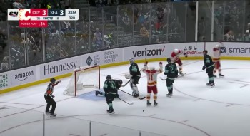 Brad Marchand a cette fois tenté de morde... un juge de ligne