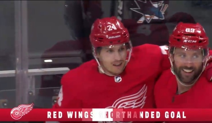 Belle charge de TJ Oshie sur Cedric Paquette