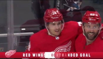 Belle charge de TJ Oshie sur Cedric Paquette