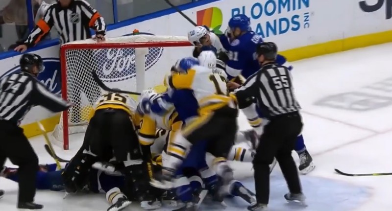 L'ancien Ajoulot Lane Lambert s'est remarié lors de sa journée avec la Coupe Stanley