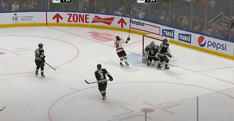 Brett Connolly n'est décidément pas très attentif sur son banc