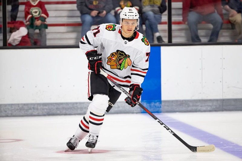 Philipp Kurashev dans le cadre des Blackhawks pour terminer la saison
