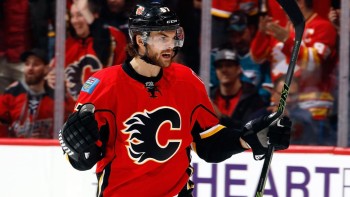 Michael Frolík en contact avec le Lausanne HC