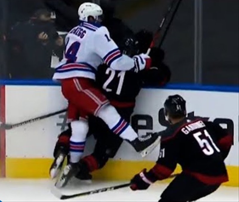 Une charge très limite de Greg McKegg sur Nino Niederreiter