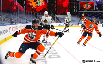 Un tour du chapeau de Connor McDavid permet aux Oilers d'égaliser face aux Blackhawks