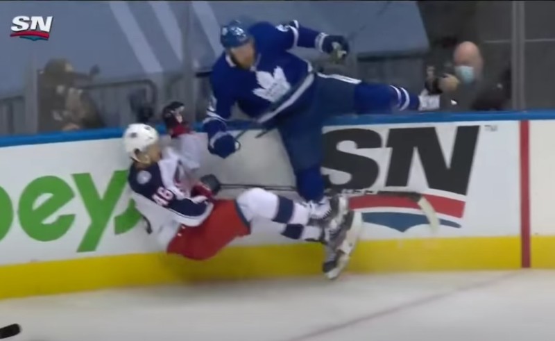 Dean Kukan blessé après une énorme charge de Kyle Clifford