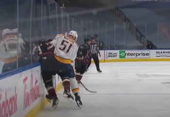 Une sacrée charge d'Austin Watson sur Oliver Ekman-Larsson