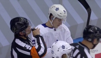 Wes McCauley s'emballe quelque peu avec son sifflet