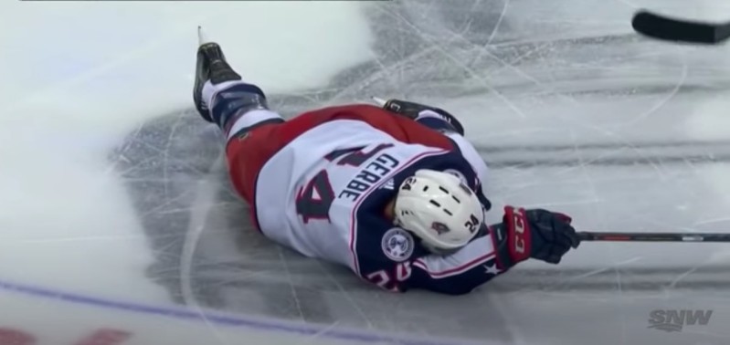 Nathan Gerbe a pris cher au centre de la glace