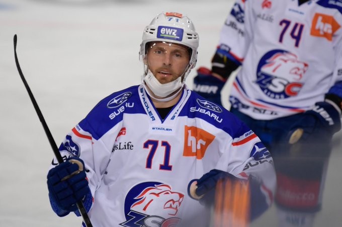 Les joueurs de Zurich testent le jeu partiellement avec des masques