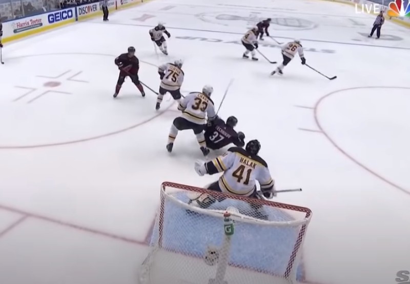 Andrei Svechnikov se blesse après un contact avec Zdeno Chara