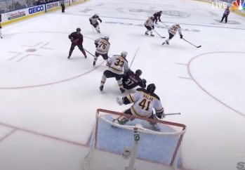 Andrei Svechnikov se blesse après un contact avec Zdeno Chara