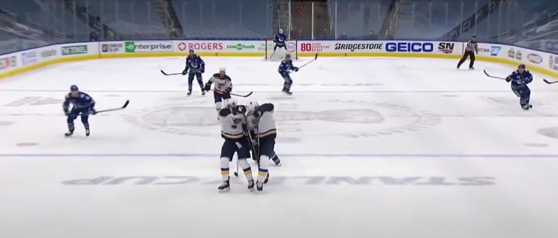 Les défenseurs des Blues offrent un joli cadeau à Elias Pettersson