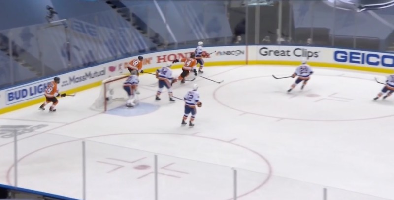 Devon Toews marque depuis derrière son but sans vraiment le vouloir