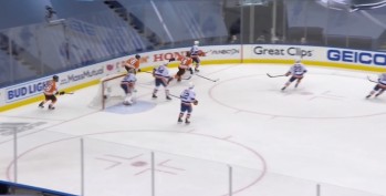 Devon Toews marque depuis derrière son but sans vraiment le vouloir