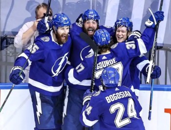 Le Lightning bat les Bruins en prolongation