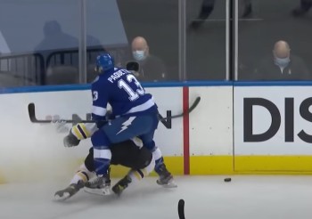 Charlie McAvoy quitte la glace après cette charge de Cedric Paquette